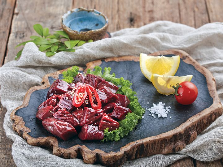 レバー(カン)
一部の焼肉店でしか注文できないレバ刺しも用意。