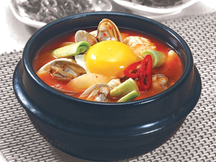 スンドゥブチゲ
豆腐をふんだんに入れたチゲ「スンドゥブチゲ」