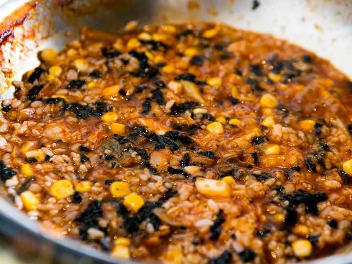 作り方７．ご飯、トウモロコシ、刻み海苔、キムチなどを入れて作る。残り汁を別のお皿に移して少なくしておくのがポイント