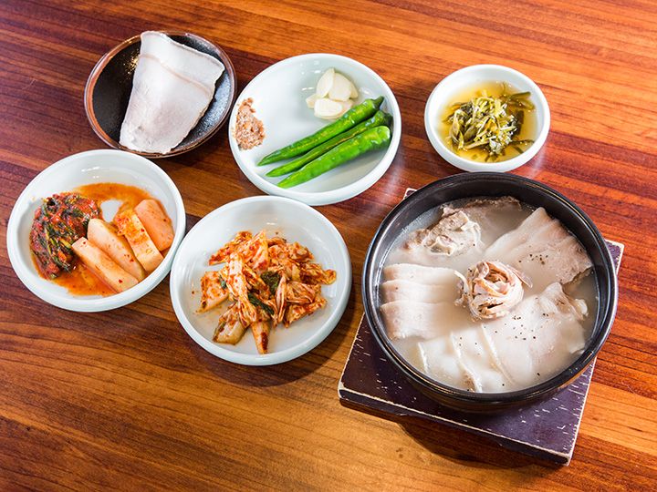 透き通ったスープに５種類の豚肉が入った「釜山式テジクッパ」