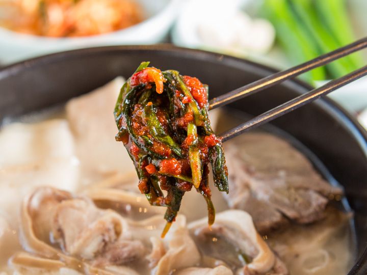 「釜山式テジクッパ」はニラキムチと一緒に食べると良い