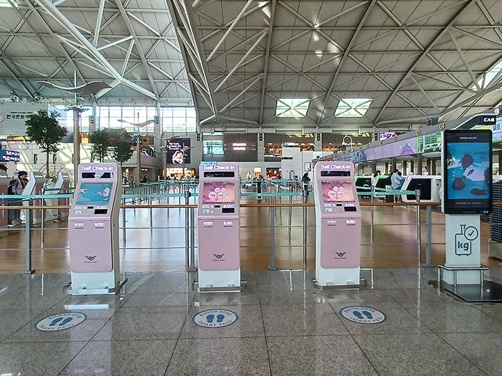 セルフチェックインの機械パスポートや予約番号を準備