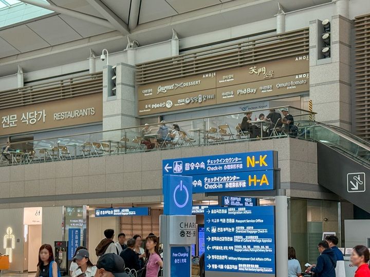 3階出発フロアの中央付近から4階へ