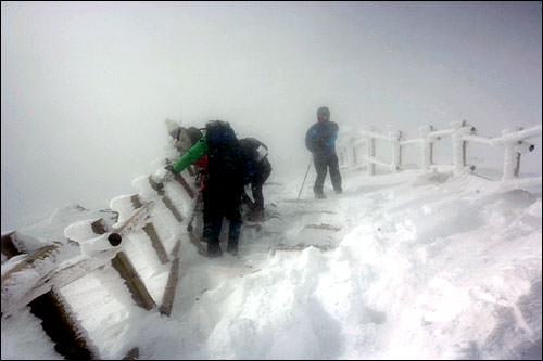 氷混じりの吹雪で立っていられないほど