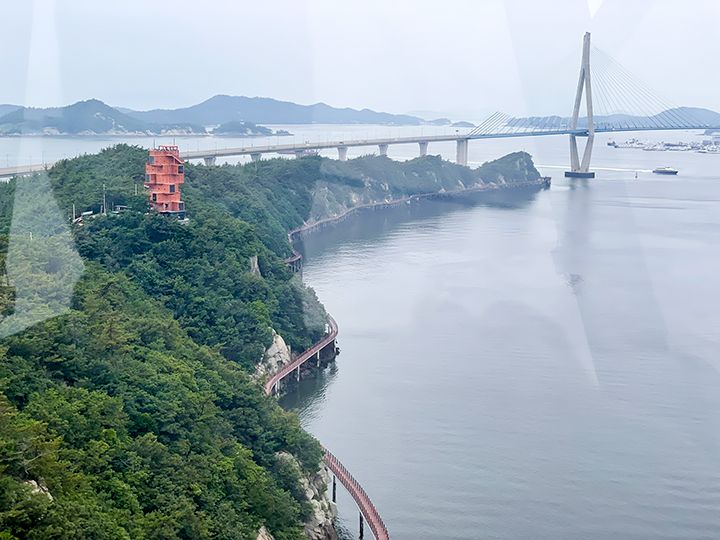 海上に設置されたデッキ道