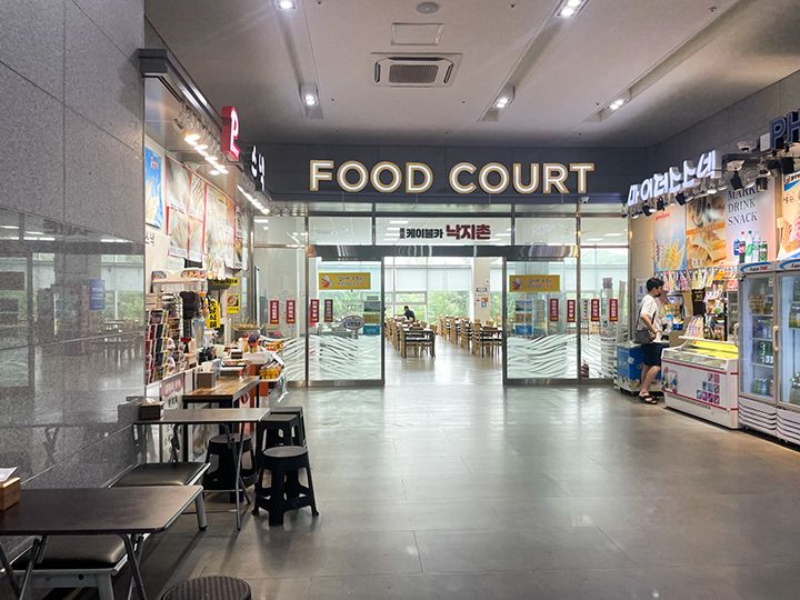 館内にはフードコートも