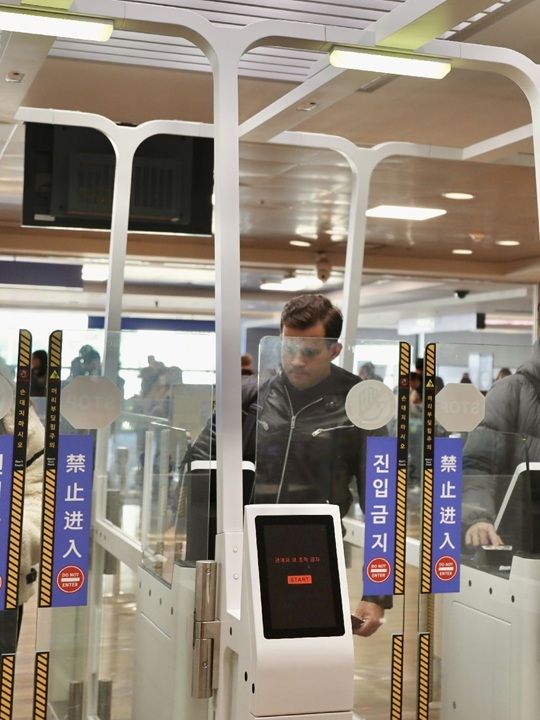 自動出入国審査の様子:韓国法務部提供