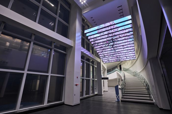 「スカイウェーブ」
99階スターバックスコーヒーの入口に位置。天井に設置されたパネルからは様々な映像が流れるメディアアートが鑑賞できます。