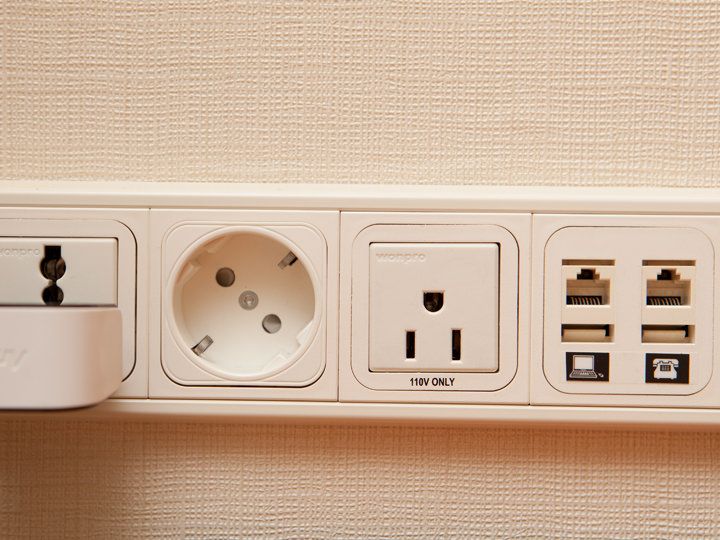 110Vと220V対応のコンセントがあるホテル客室