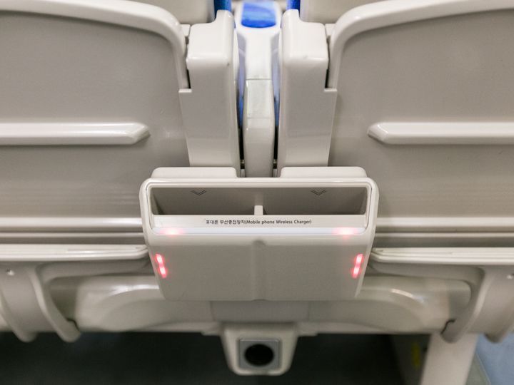 KTXの新型車両には無線タイプのスマホ充電装置