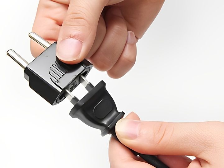 変換プラグに電化製品のプラグを差し込むだけ