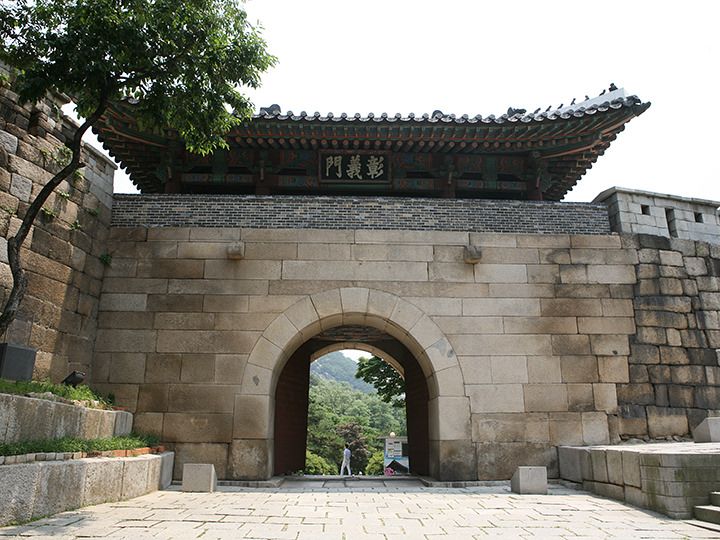 「北岳山」を下山した所にあるのが「彰義門(チャンイムン)」です。