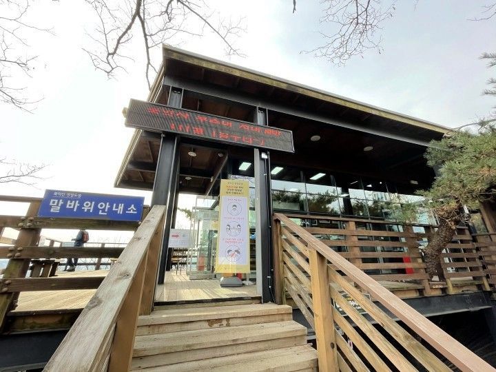 「恵化門」から住宅街、「臥龍(ワリョン)公園」を経て進んだ先にある「マルパウィ案内所」。現座は運営が終了し、建物だけが残っています。