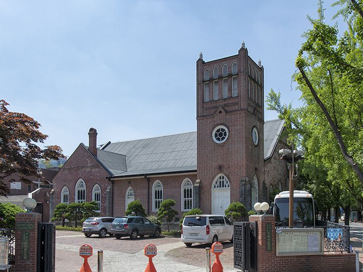 「貞洞(チョンドン)第一教会」や「ソウル市立美術館」周辺の並木道を通る。