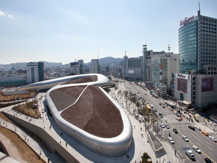 更に進んで「東大門デザインプラザ(DDP)」隣の「東大門歴史文化公園」まで来れば、スタート地点の「興仁之門(フンインジムン)」が目の前に見えてきます。