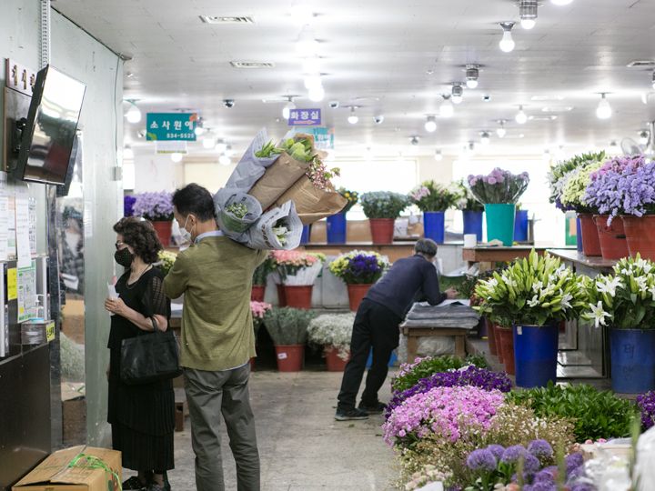 一般客のほかに市内の花屋さんも仕入れに訪れます