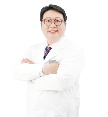 イ・サンヨン院長
・延世大学 原州 医学部 卒業
・延世大学 原州セブランス病院 インターン・産婦人科専攻医 修了
・延世大学 原州 セブランス病院 産婦人科臨床講師 修了
・大韓美容整形レーザー学会 総務理事 歴任
・大韓肥満健康学会 会長 歴任
・細胞治療研究会 会長 歴任
・基礎美容研究会 会員
・前)エデンメディ女性病院 共同院長
・前)ソレピュア医院 代表院長
・前)トンアンセサン医院新沙 代表院長
・前)コリアリーダース医院 代表院長