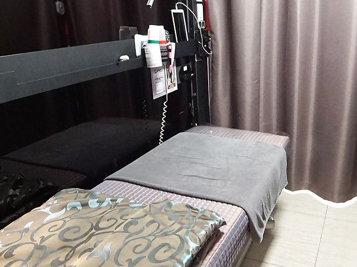 施術室電動ベッド