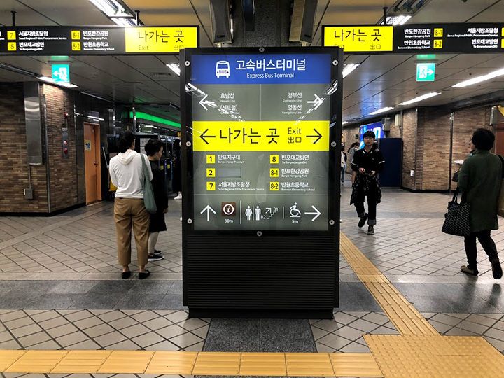 3号線改札口を出て直進すると、案内標識があるので左に進む