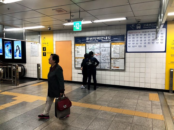 2・7番出口方面のエスカレーターに乗る