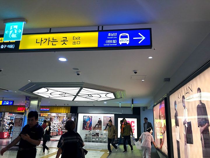 エスカレーターから降りたら、天上から下がった標識に従って、最初の角を右折する