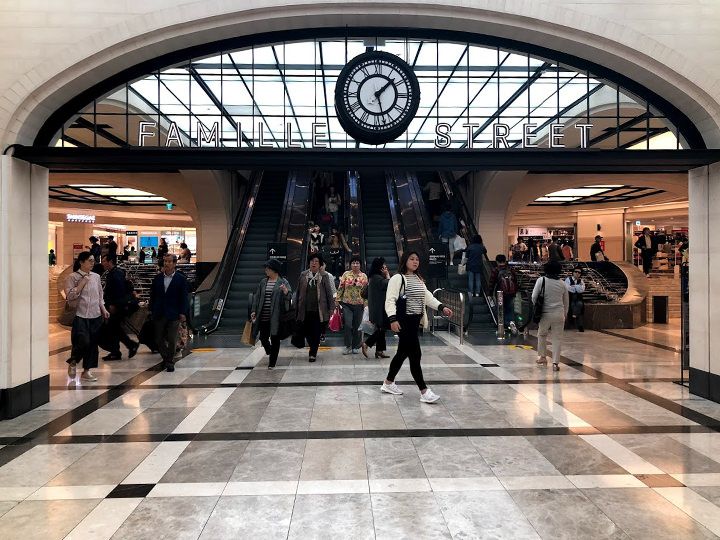 百貨店内入るとすぐ見える「FAMILLE STREET」のエスカレーターに乗る