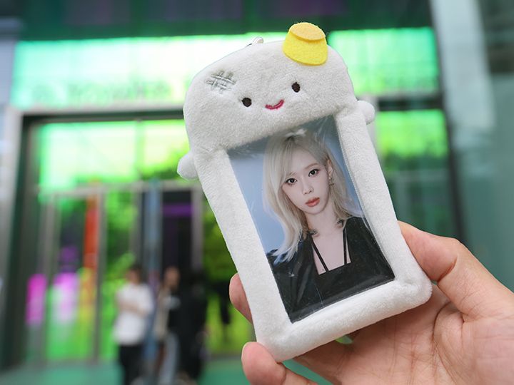 入口の前で、推しと記念写真!