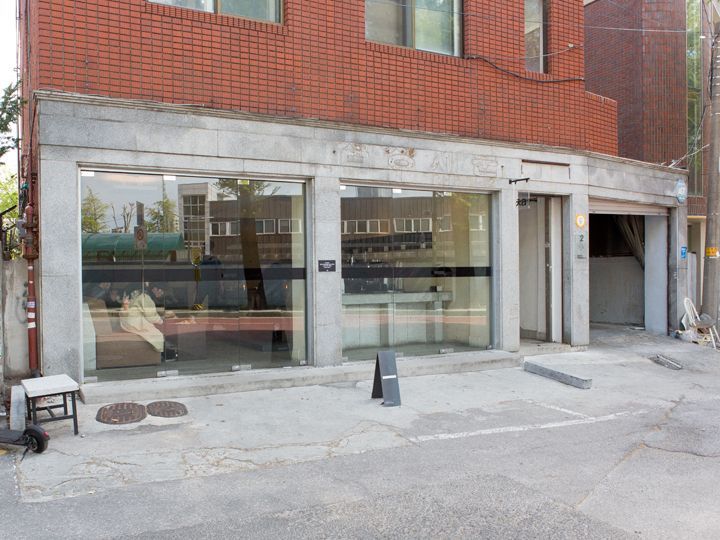 1階がカフェになっている建物も多く見かけられる