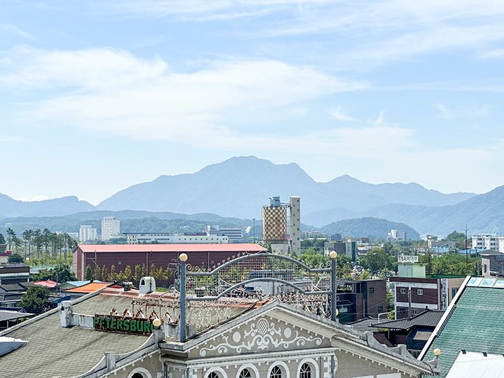 南部には「三岳山(サマッサン)」の姿も