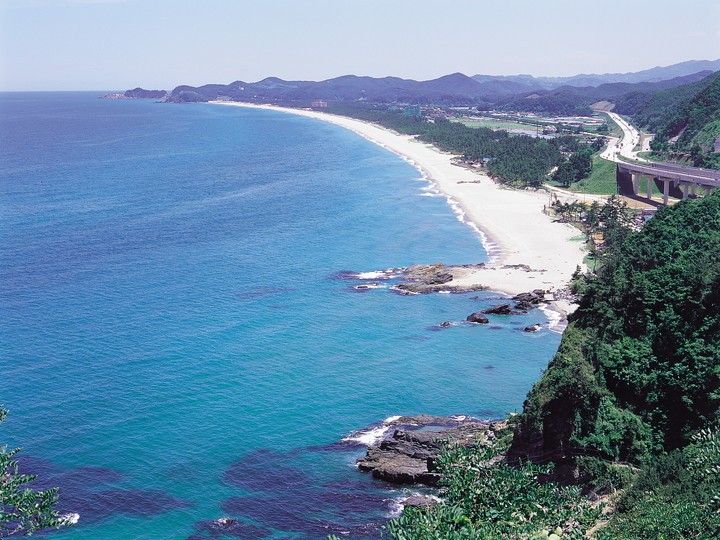 孟芳海水浴場 三陟 江原道 の観光スポット 韓国旅行 コネスト 孟芳海水浴場 三陟 江原道 の観光スポット 韓国旅行 コネスト