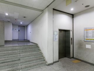 地下１階からエレベーターで２階へ