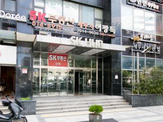 江南区庁駅２番出口すぐの「SK HUB」と書かれたビルの２階に位置