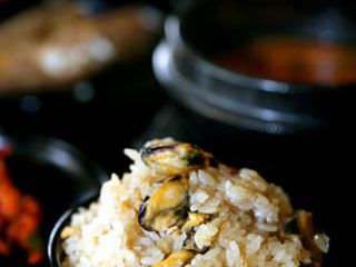 ムール貝の炊き込みご飯とおかずが人気