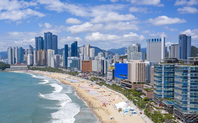 海雲台(ヘウンデ)海水浴場
砂浜、海、パラソル！釜山はもちろん、韓国全国区の知名度を誇るビーチ