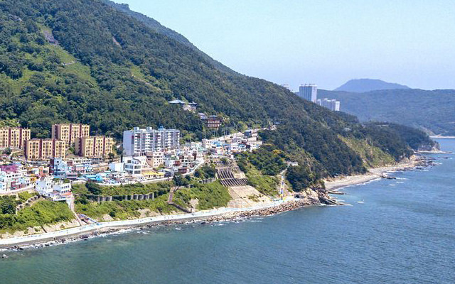ヒンヨウル文化村
影島(ヨンド)の白い町並みが見事な壁画村