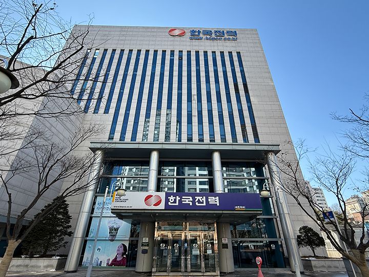 すぐ隣にある「韓国電力公社 瑞草支社ビル」