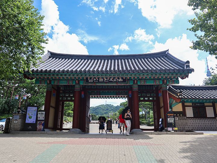 「南山コル韓屋村」正門