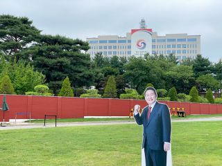 2022年５月に就任した尹錫悦(ユン・ソギョル)大統領のパネルと、大統領執務室の建物