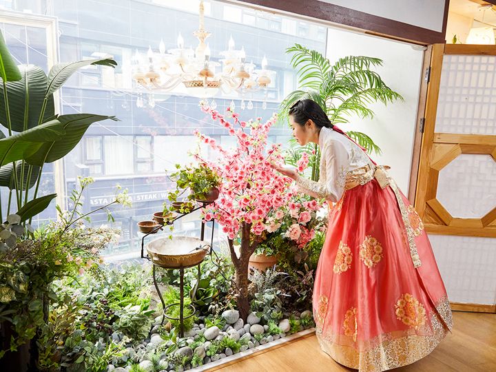 花壇
シャンデリアと華やかな花があり、モダンな雰囲気の撮影ができます。