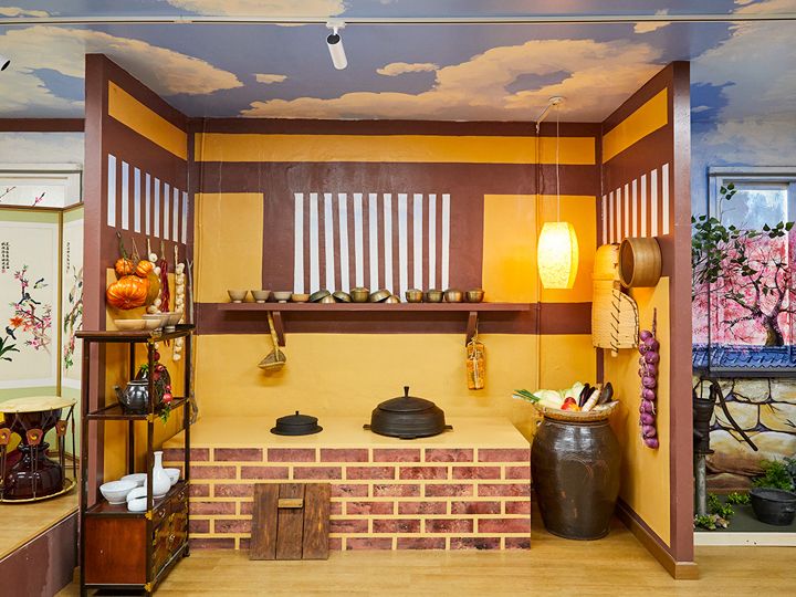 水刺間と甕置き台
宮女が料理をしているようなシーンの撮影にぴったりな水刺間。右隣には、甕置き台のある中庭のような空間があります。