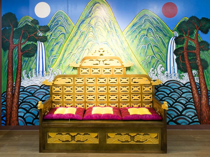 玉座
韓国の伝統美を感じることのできる「日月五峰図」が背景に描かれています。