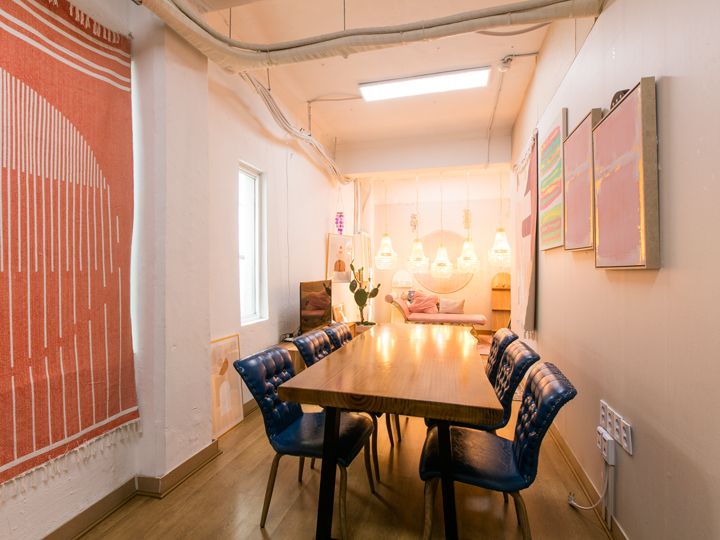 パーティールーム
照明がきらびやかで、華やかな雰囲気。衣装体験の待機スペースとして使用されます。