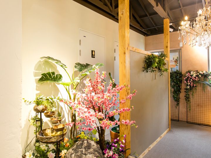 お手洗い
周りを花で装飾した、綺麗な男女別のお手洗いが用意されています。