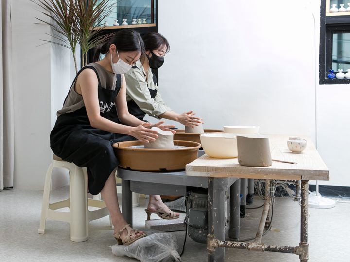 足元のペダルで速度を調整する「電動ろくろ」