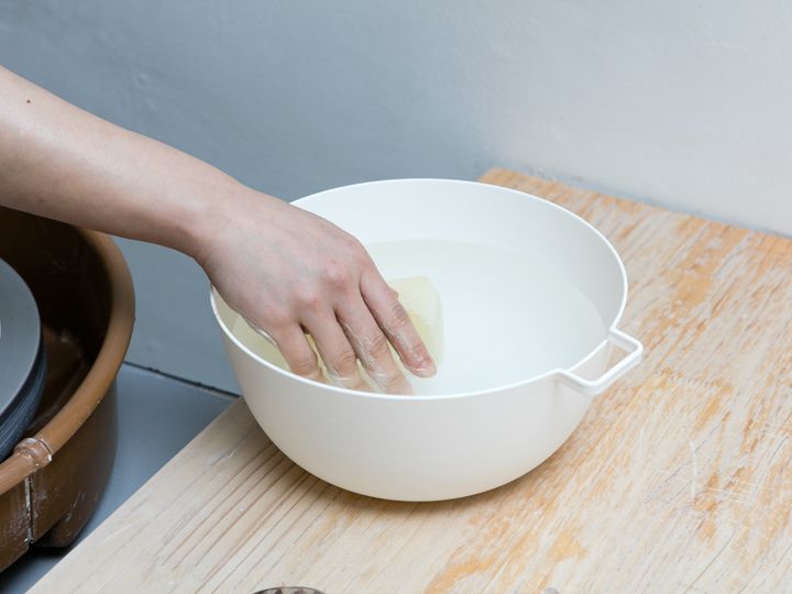 4.ろくろを回す際は、滑りをよくするため、水をつかって成形していきます。