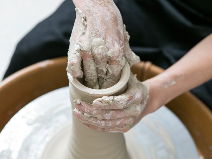 6.ろくろを回しながら、穴を広げていきます。