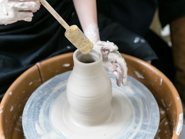 8.内側は水を含ませたスポンジで丁寧に整えていきます。