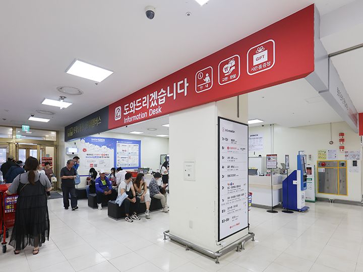 インフォメーションデスクは1階