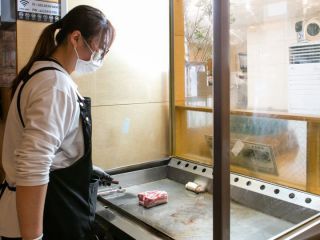 店内中央にある下焼きスペース