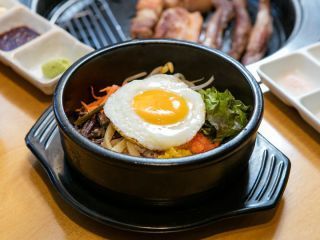 野菜がたっぷりとれるアツアツの石焼ビビンバ